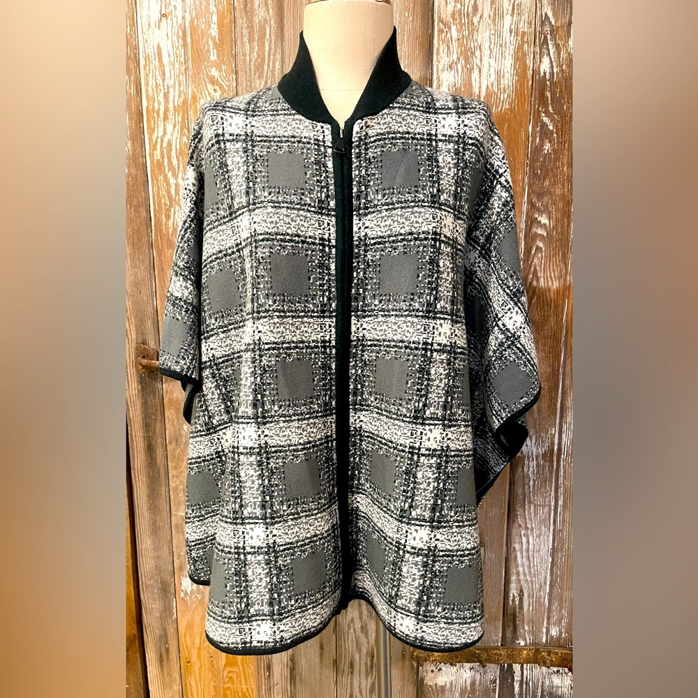 MAX STUDIO NWOT Gray/Black/White Plaid Poncho/Cape Zip Front Closure Arm Holes